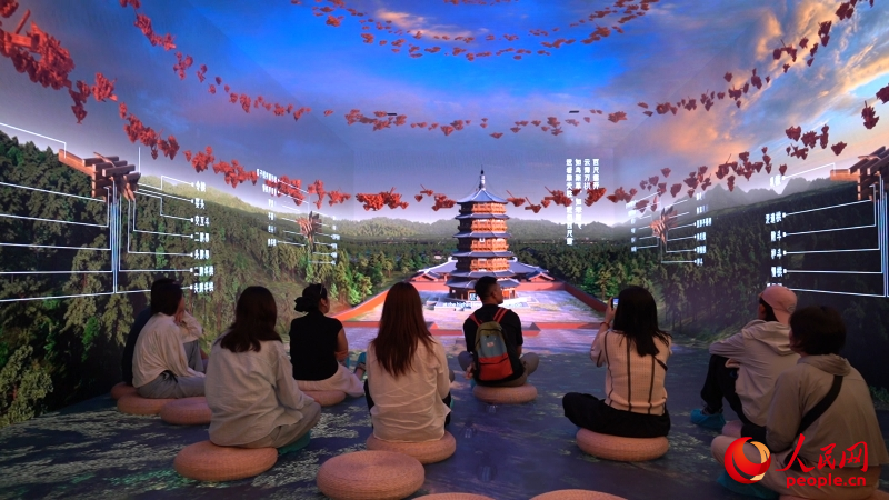 在应县木塔数字沉浸式体验空间,观众不用穿戴任何设备,跟着沉浸式影片即可逐层“登塔”。人民网记者 王帆摄